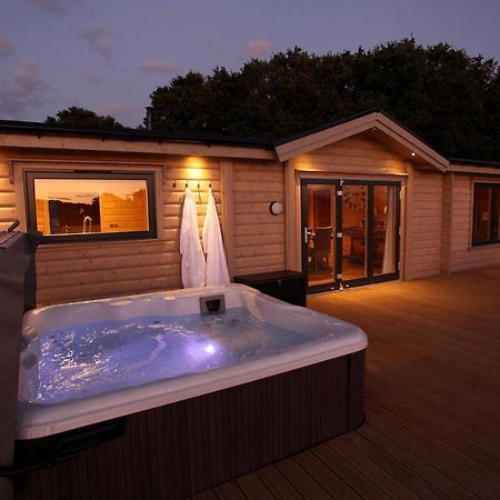 Cambridgeshire Lakes - Luxury Lodges In A Stunning Lake Location Gamlingay Exterior foto