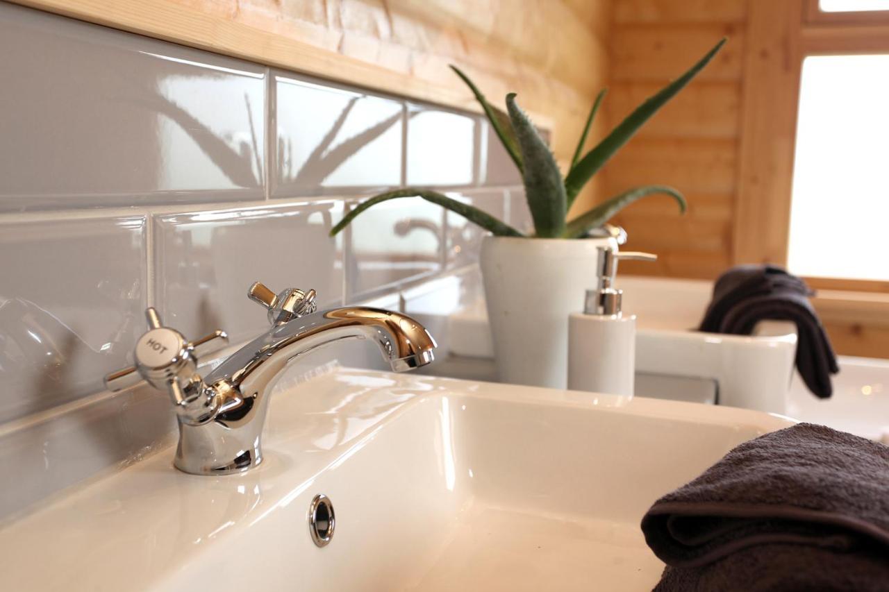 Cambridgeshire Lakes - Luxury Lodges In A Stunning Lake Location Gamlingay Exterior foto