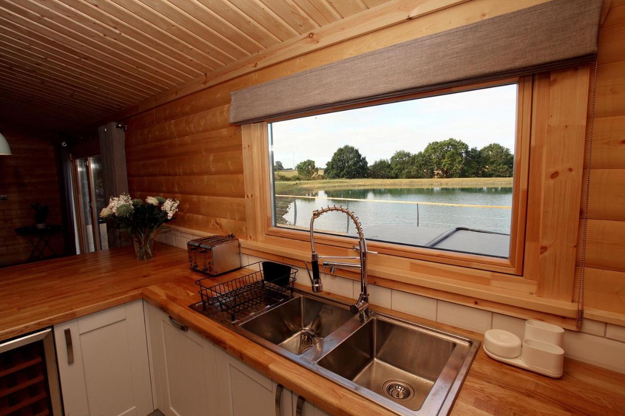 Cambridgeshire Lakes - Luxury Lodges In A Stunning Lake Location Gamlingay Exterior foto